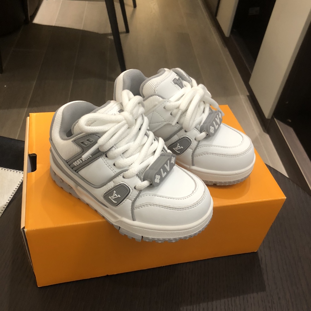 Children's shoes child